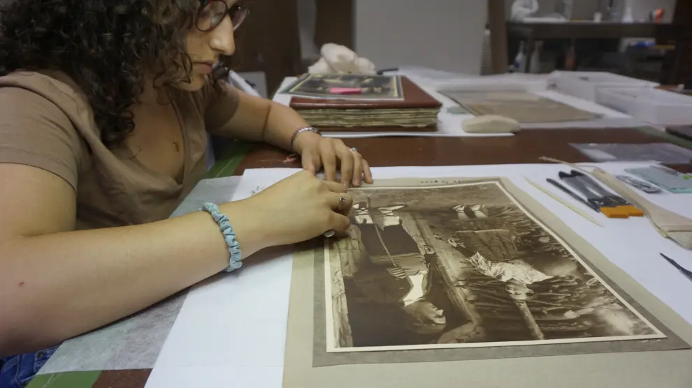 Una alumna trabaja sobre una de las fotografías añadidas al álbum de López Segura, que sirvió para declarar Albarracín Conjunto Histórico Artístico en 1961.