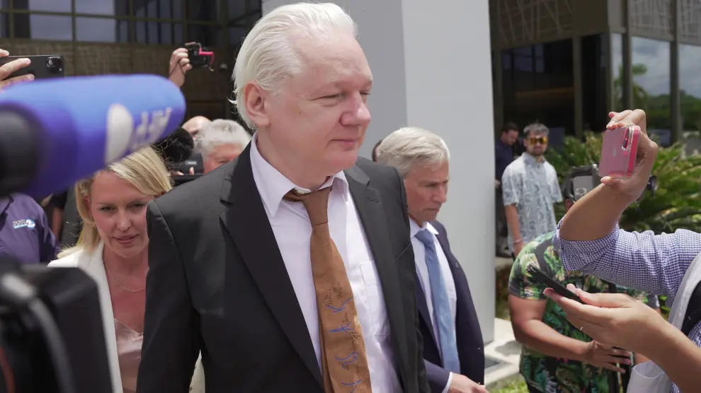 El fundador de WikiLeaks Julian Assange puesto en libertad, rumbo a las Islas Marianas.