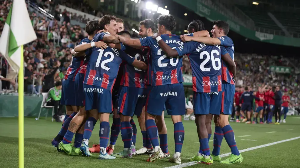 Los futbolistas de la SD Huesca se apiñan en el Martinez Valero para celebrar uno de los tantos.