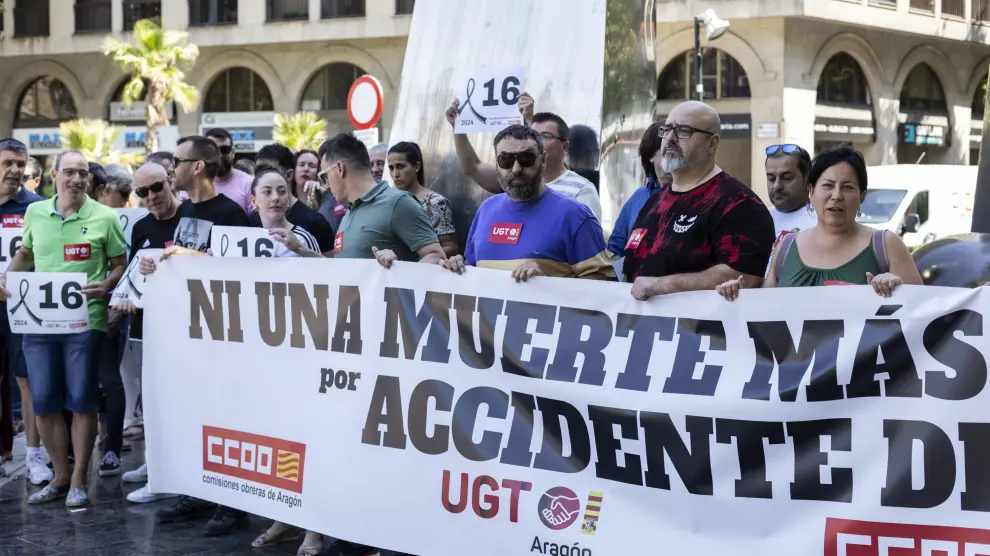 Protesta sindical contra los accidentes laborales hoy en el Paseo de la Constitución de Zaragoza.