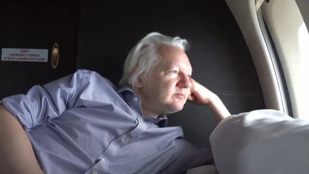 Undisclosed (-), 25/06/2024.- A still image taken from a handout video made available by WikiLeaks shows WikiLeaks founder Julian Assange looking out of the window of a plane at an undisclosed location, 25 June 2024. Julian Assange's flight VJT199 took off from Bangkok on 25 June, heading towards US airspace and Saipan Island, following a layover in the Thai capital. According to court filings in the US district court for the Northern Mariana Islands, US prosecutors said they anticipate Assange will plead guilty to the criminal count of conspiring to obtain and disclose classified documents relating to the national defense of the United States. WikiLeaks posted a statement on social media saying that Assange was freed from Britain's Belmarsh maximum security prison on 24 June morning, after having spent 1,901 days there. He was granted bail by the High Court in London and was released at Stansted Airport during the afternoon. Following his release on bail, he departed the UK for Australia. His wife Stella confirmed on X that 'Julian is free' and thanked supporters. (Marianas del Norte, Tailandia, Reino Unido, Estados Unidos, Londres) EFE/EPA/WIKILEAKS HANDOUT -- MANDATORY CREDIT -- BEST QUALITY AVAILABLE -- HANDOUT EDITORIAL USE ONLY/NO SALES HANDOUT EDITORIAL USE ONLY/NO SALES