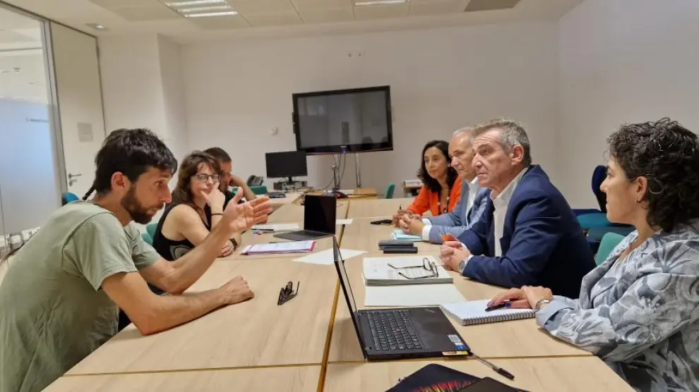 Representantes de las familias de Caneto y de la administración se han reunido este miércoles en Zaragoza.