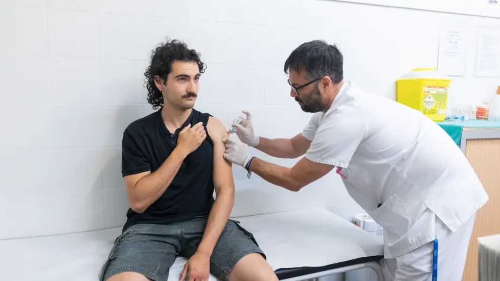Un joven que va a viajar al sudeste asiático un año recibe una vacuna contra encefalitis japonesa, transmitida por la picadura de un mosquito del género Culex.
