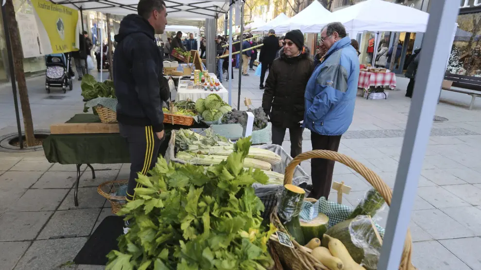 Imagen de archivo de un mercado de productos agrícolas ecológicos en la plaza Concepción Arenal de Huesca.