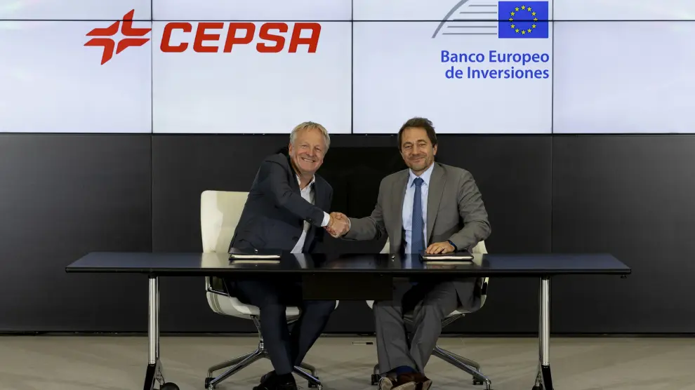 El BEI y Cepsa firman un préstamo de 285 millones de euros para financiar la construcción de una planta de biocombustibles de segunda generación en Españ..CEPSA..27/06/2024 [[[EP]]]