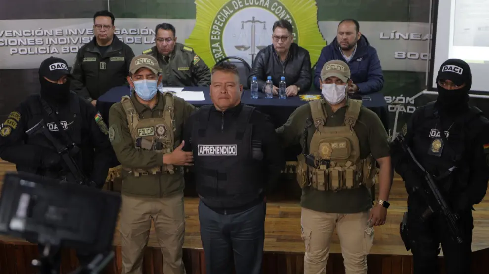 El destituido jefe militar del Ejército de Bolivia, Juan José Zúñiga (c), es presentado en dependencias de la Fuerza Especial de Lucha Contra el Crimen.