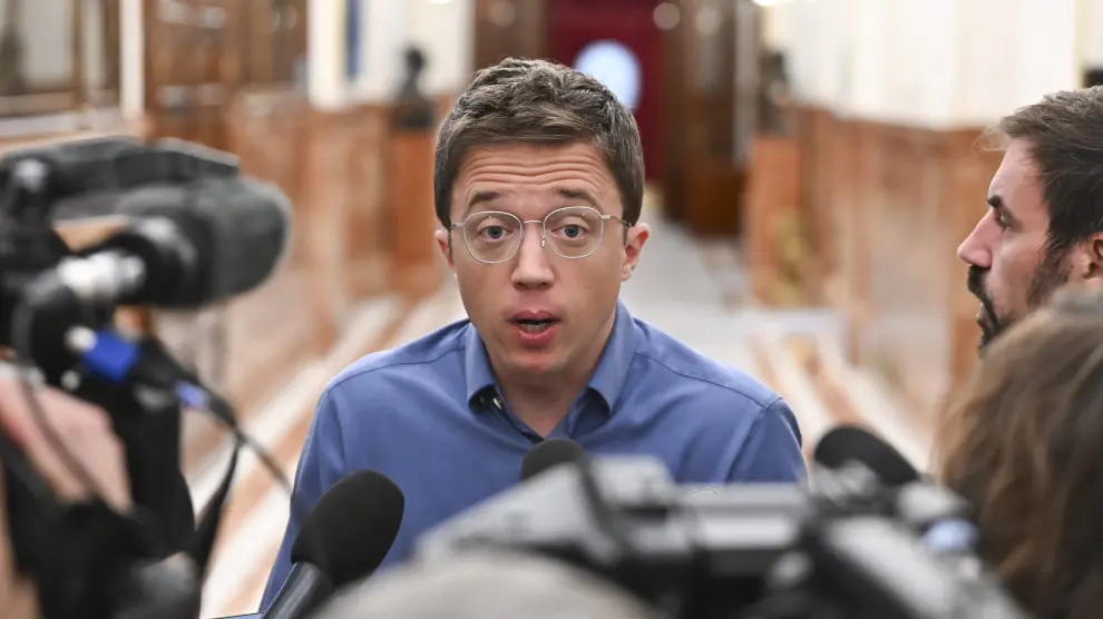 EL portavoz de Sumar, Íñigo Errejón atiende a la prensa en los pasillos del Congreso.