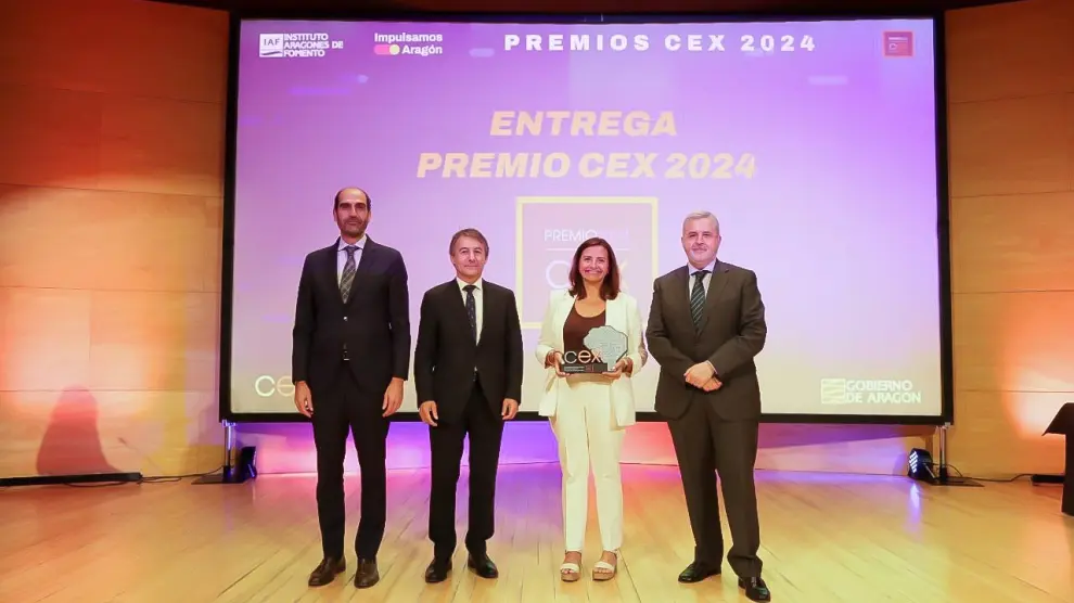 Daniel Rey, del IAF, y Javier Martínez, director general de Economía de la DGA, junto a los directivos de la empresa premiada.