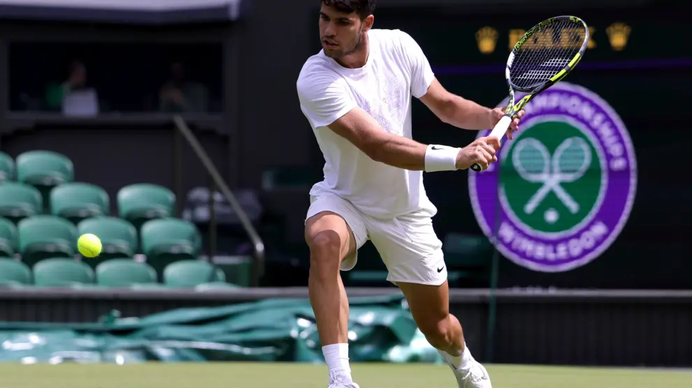 Carlos Alcaraz se prepara para debutar en Wimbledon.