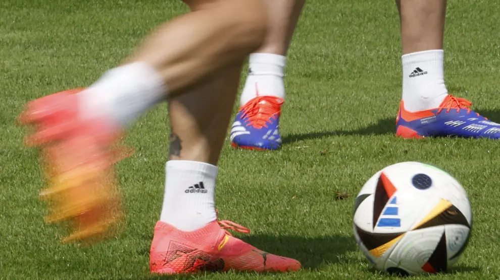 Las botas de dos futbolistas españoles. La selección de Luis de la Fuente se ha convertido en el más aplaudido.
