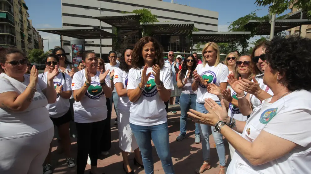 Concentración de 'Nuestro corazón por bandera' ante los juzgados de Granada para mostrar su apoyo a los cuatro guardias civiles que sobrevivieron a la embestida de una narcolancha en Barbate (Cádiz).