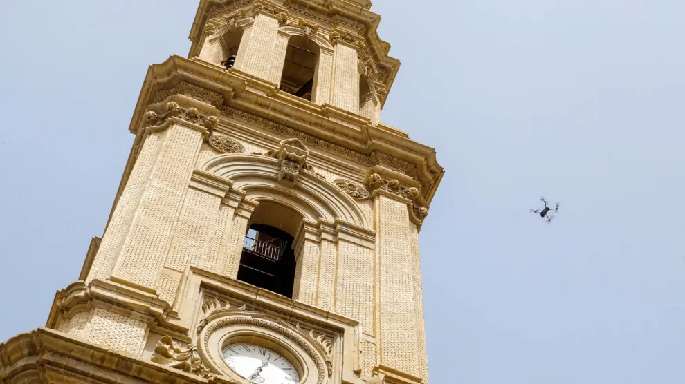 Un dron junto a una de las torres de la basílica del Pilar.