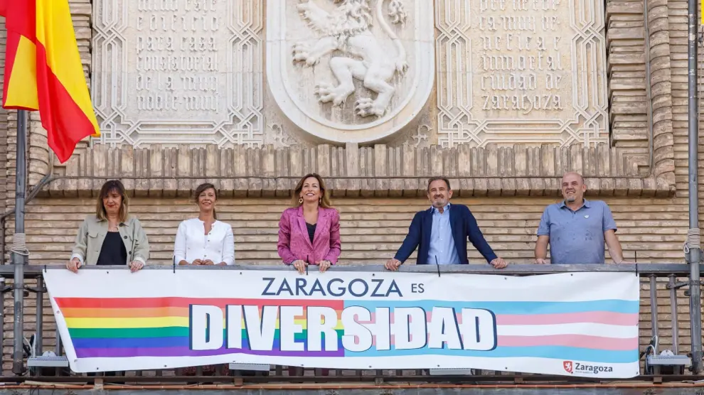 El Ayuntamiento de Zaragoza cuelga la pancarta 'Zaragoza es diversa' en el Día del Orgullo LGTBIQ+