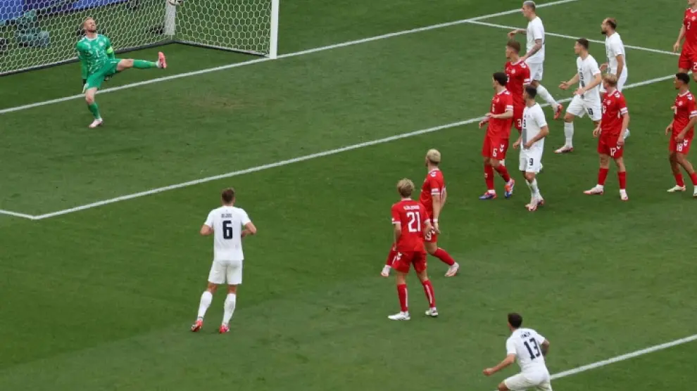Gol del esloveno Erik Janza frente a Dinamarca, el tanto más potente de la Eurocopa.