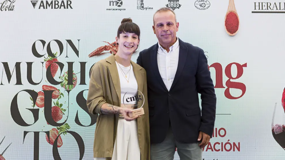 Jordán recibió el premio de manos de Óscar Rodríguez, jefe de ventas de Cafés Orús.