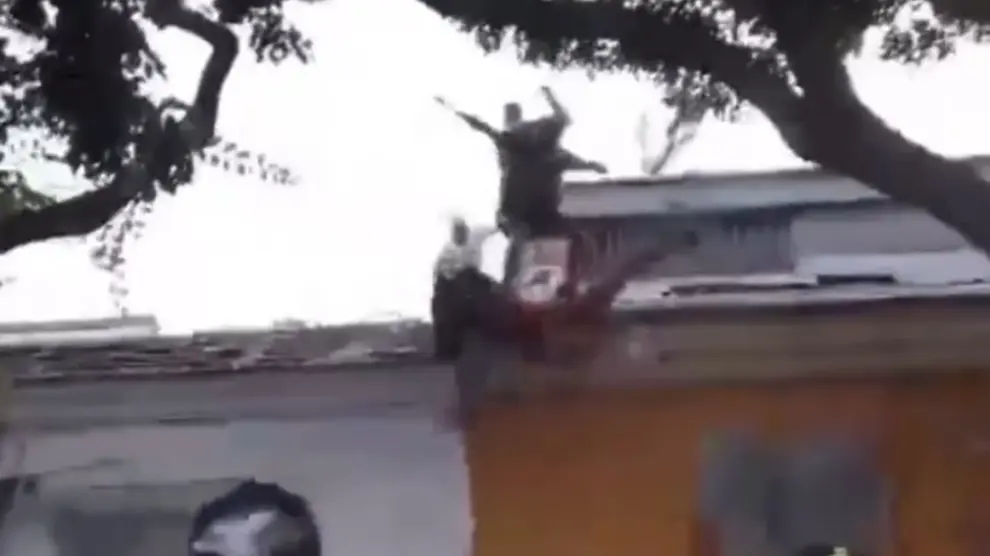 Momento en el que empujan a una persona de un tejado bajo en el barrio de Bon Pastor de Barcelona..REDES SOCIALES..29/06/2024 [[[EP]]]