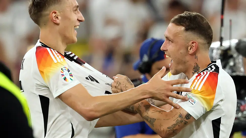 Dortmund (Germany), 29/06/2024.- Nico Schlotterbeck of Germany (L) and David Raum of Germany react after winning the UEFA EURO 2024 Round of 16 soccer match between Germany and Denmark, in Dortmund, Germany, 29 June 2024. (Dinamarca, Alemania) EFE/EPA/FRIEDEMANN VOGEL