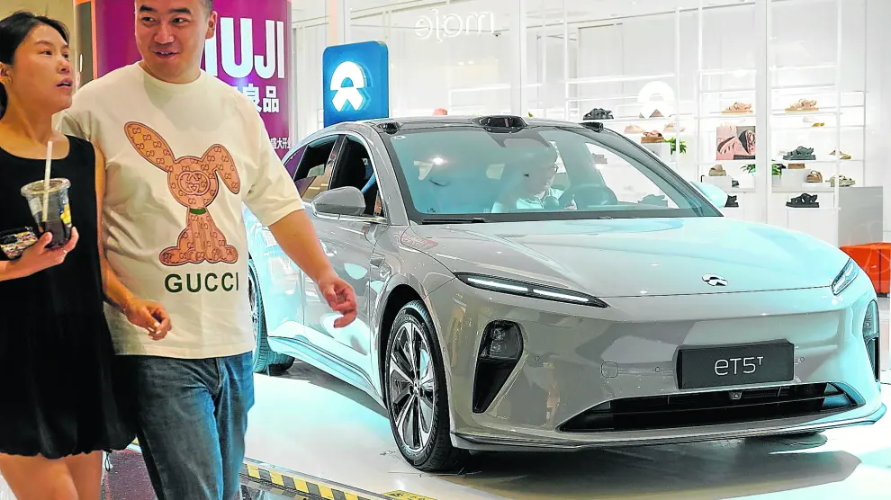 Un modelo ET5T de la marca china NIO en exhibición en un centro comercial, destacando la creciente presencia de vehículos eléctricos chinos en el mercado europeo.