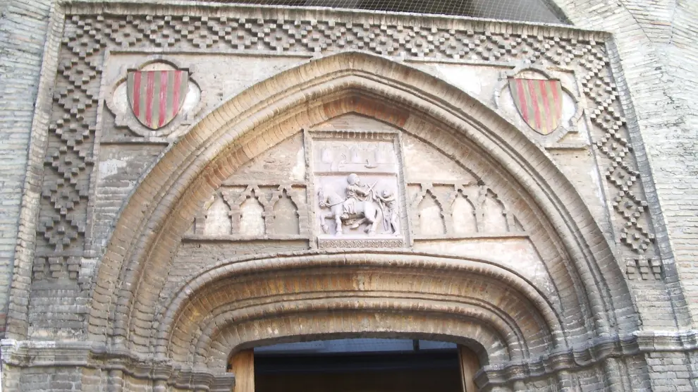 Portada de la iglesia de San Martín de la Aljafería, en una foto extraída de la Wikipedia. Los escudos de Aragón no están ahí desde hace más de tres años.