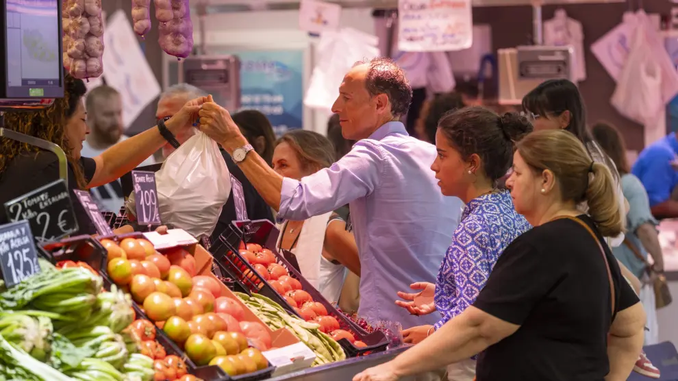 Ciudadanos comprando en un puesto del Mercado Central de Zaragoza este pasado sábado.