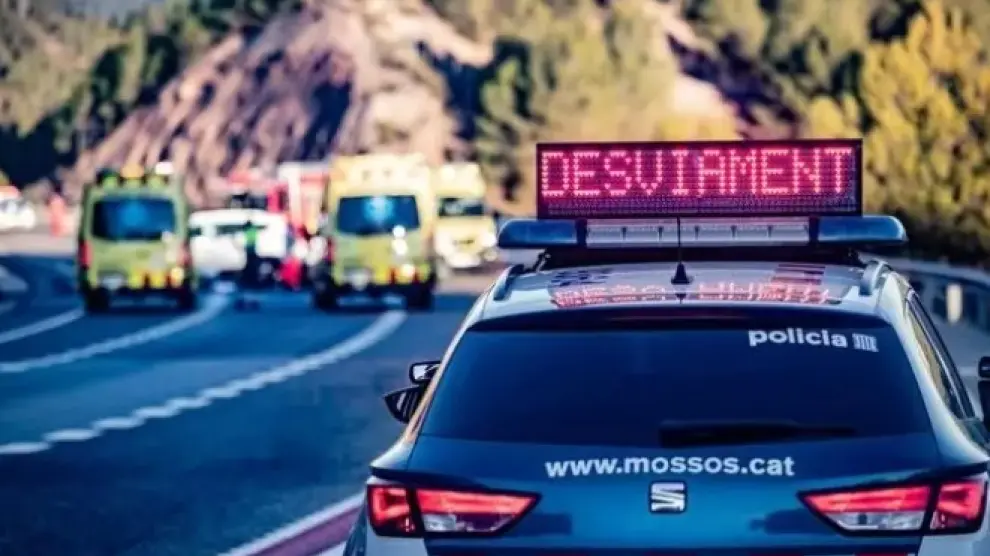 Imagen de recursos de los Mossos desviando el tráfico tras un accidente