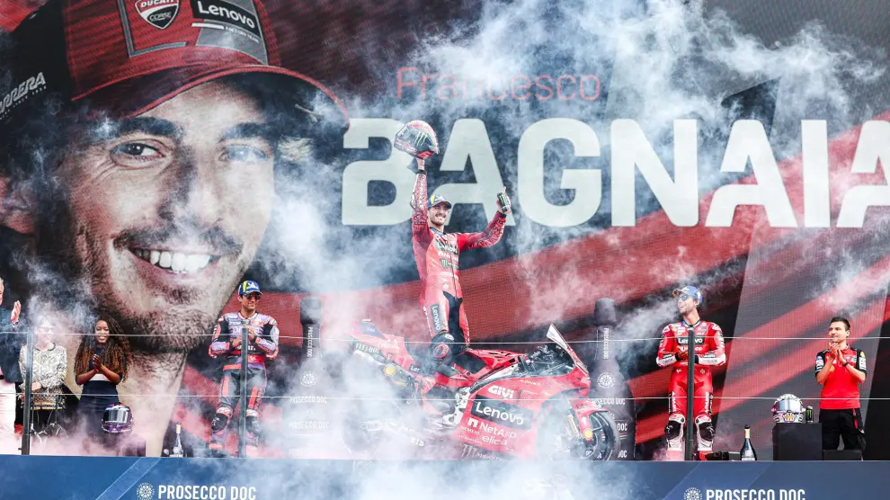 Assen (Netherlands), 30/06/2024.- Francesco Bagnaia (Italy) celebrates winning on the podium after the MotoGP race of the Motorcycling Grand Prix in Assen at the TT Circuit Assen, Netherlands, 30 June 2024. (Motociclismo, Ciclismo, Francia, Italia, Países Bajos; Holanda) EFE/EPA/VINCENT JANNINK