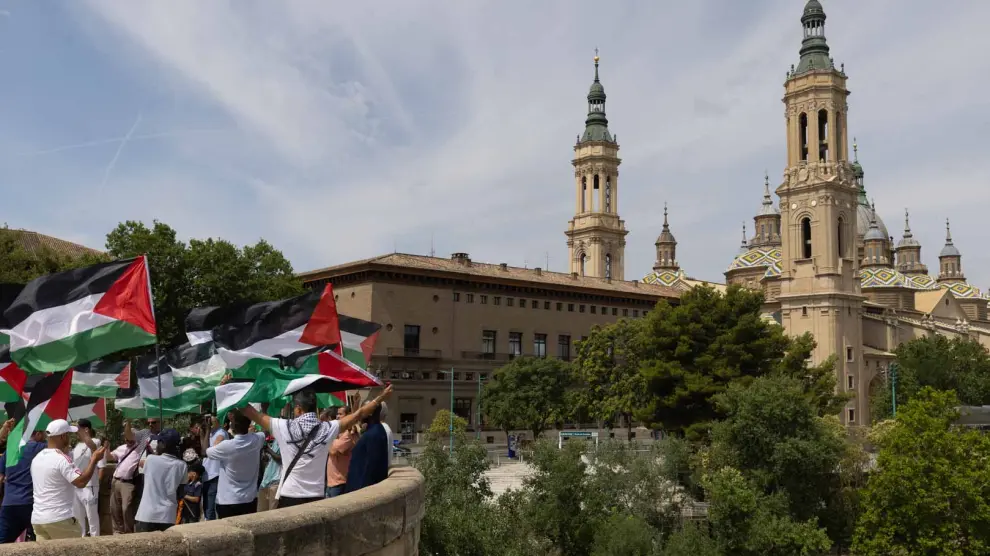 Parte de los manifestantes, este domingo en el puente de Piedra