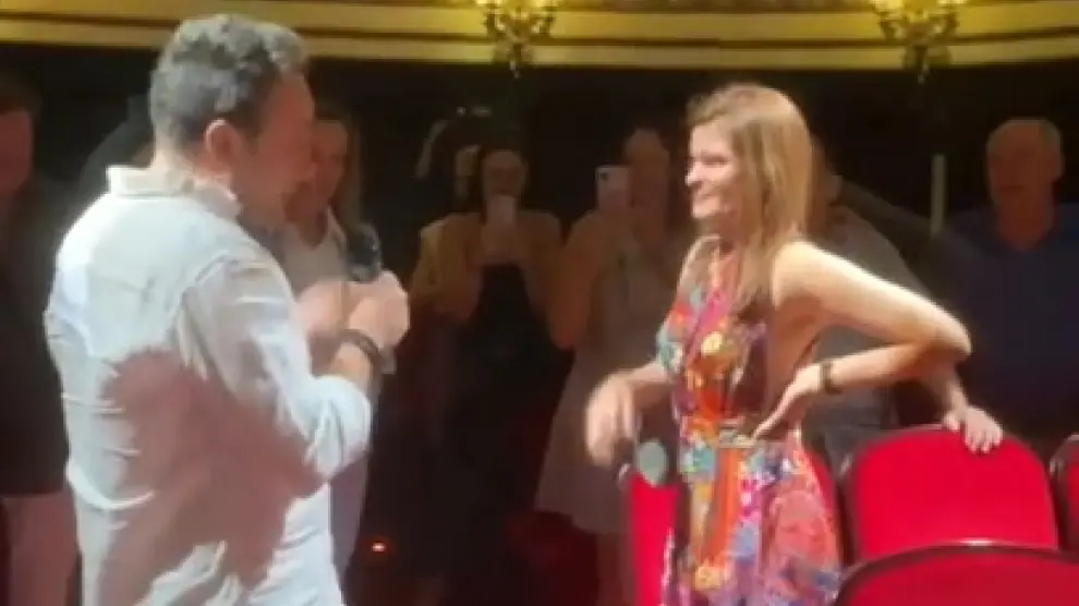 Un espectador sorprendió a todo el público al pedirle matrimonio a su pareja al final del espectáculo 'Cuba Vibra'.