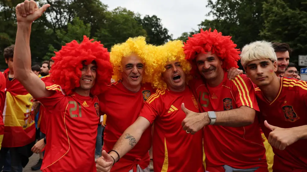 Cologne (Germany), 30/06/2024.- Supporters of Spain pose and cheer as they arrive for the UEFA EURO 2024 Round of 16 soccer match between Spain and Georgia, in Cologne, Germany, 30 June 2024. (Alemania, España, Colonia) EFE/EPA/MOHAMED MESSARA