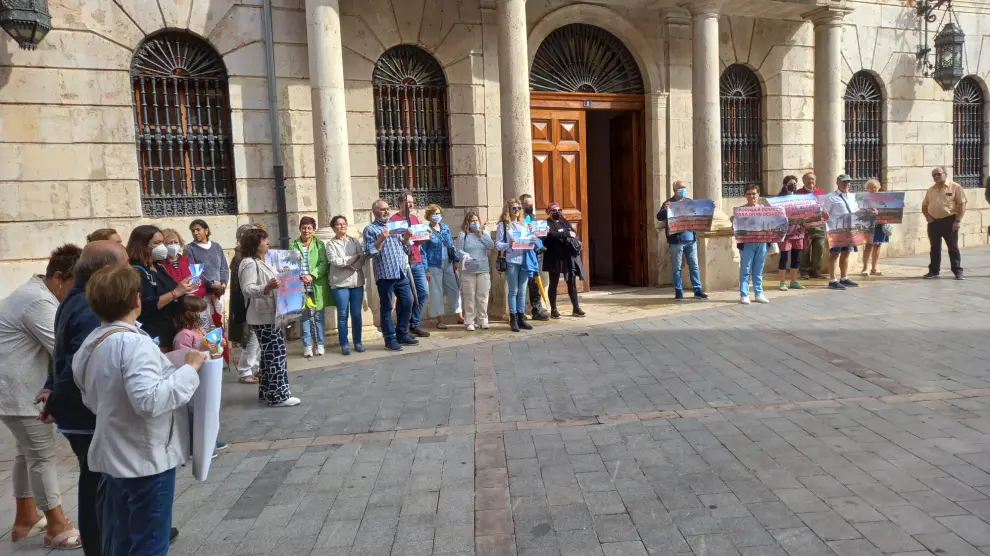 Concentración vecinal contra el proyecto de la red de calor a las puertas del Ayuntamiento.