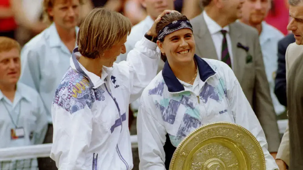 Conchita, junto a su rival Navratilova, tras ganar el torneo de Wimbledon.
