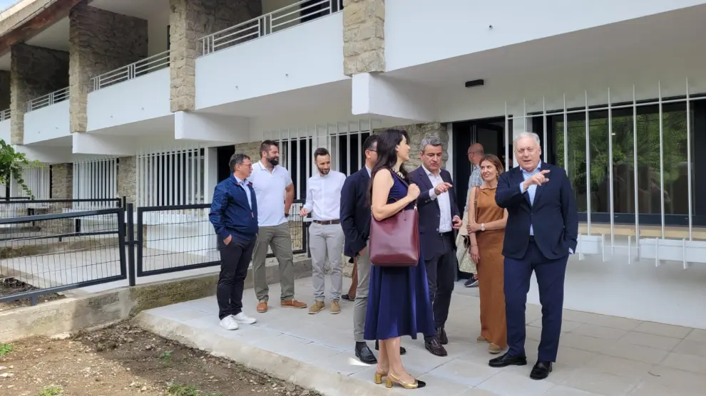 El consejero Octavio López ha visitado las nuevas viviendas en el parque de maquinaria de Graus, junto a la directora general de Vivienda, María Pía Canals, y el alcalde, José Antonio Lagüens.