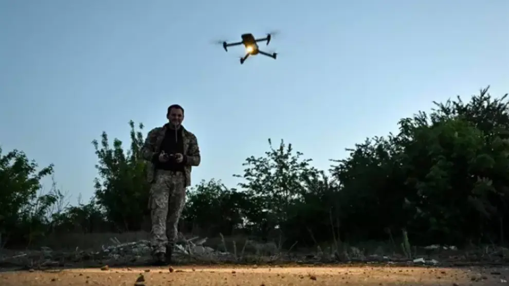 Foto de archivo de un militar ucraniano operando un dron