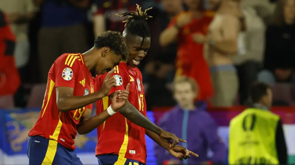 Lamine Yamal y Nico Williams celebran uno de los goles de España ante Georgia.