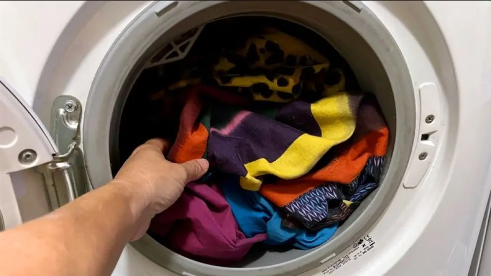 Cada vez lavamos con más frecuencia la ropa. Y en cada lavado producimos miles de fibras que acaban entrando en el medio ambiente