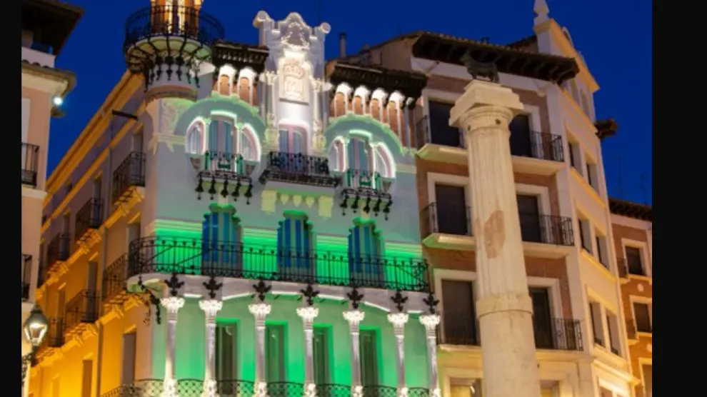 La fachada de Tejidos el Torico luce actualmente una iluminación monumental de color verde.
