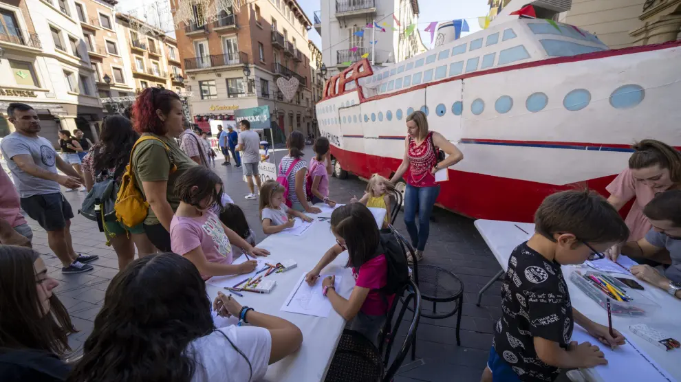 Concurso infantil con el barco de Los Marinos como motivo central.