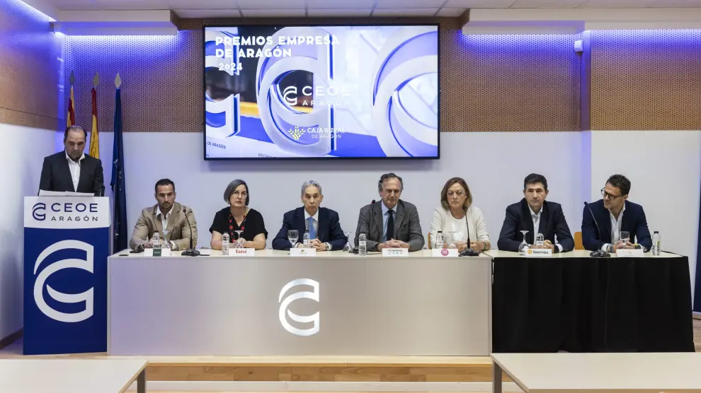 El director general de CEOE Aragón, Jesús Arnau, presentando a los medios a los galardonados este año con los Premos Empresa Aragón 2023, que aparecen sentados en la mesa, en la sede de la patronal aragonesa.