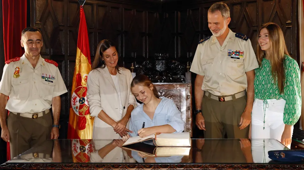 Firma del libro de la Academia General Militar por la princesa Leonor, con sus padres, cuando llegó el 17 de agosto de 2023, en el despacho del director Manuel Pérez López.