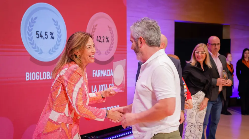 La alcaldesa de Zaragoza, Natalia Chueca, con uno de los premiados.