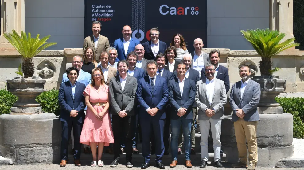 Benito Tesier preside la nueva junta directiva del CAAR, reunida hoy en el Palacio de Larrinaga de Zaragoza.