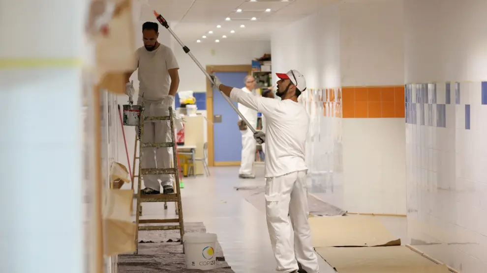 Varios operarios trabajan en las obras del colegio Río Sena, en Miralbueno.