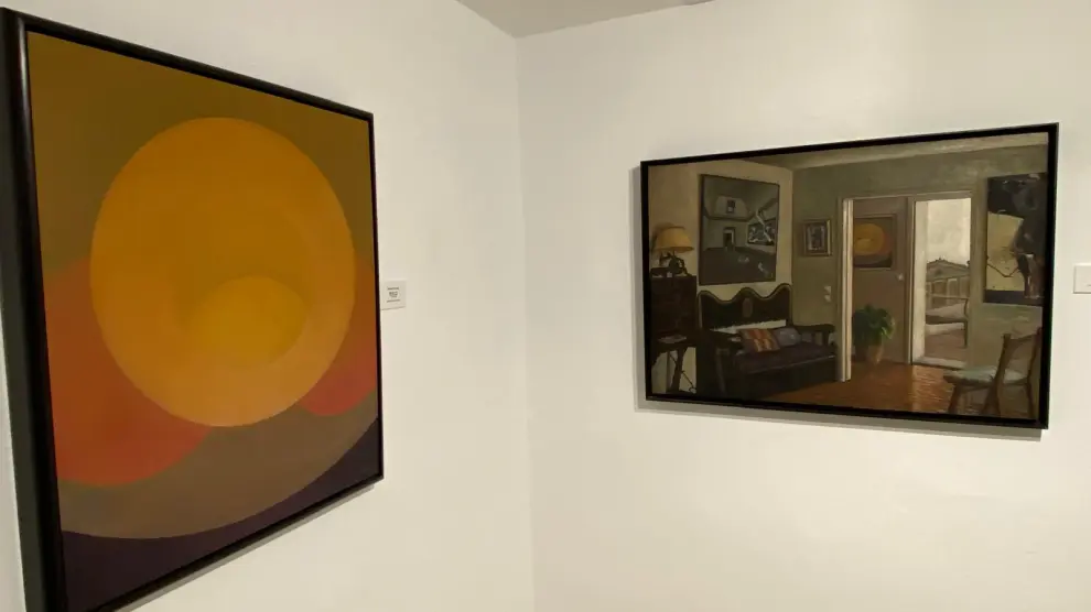 Dos cuadros de la muestra: 'Kas-co' de Salvador Victoria y 'Mi casa' de Amalia Avia.