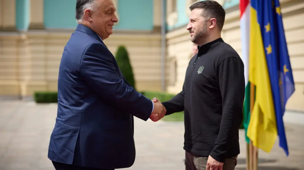 Saludo entre Orbán y Zelenski