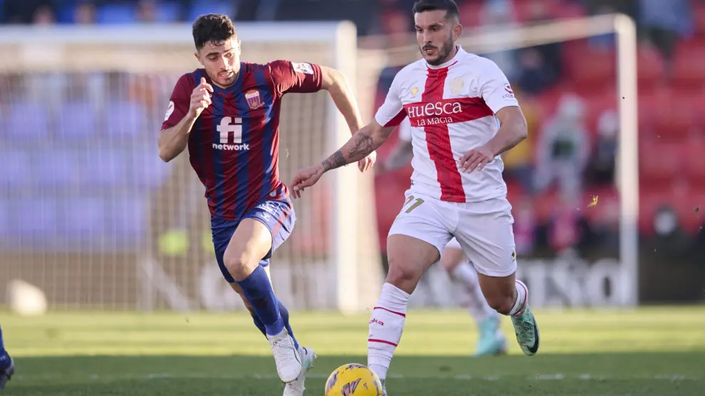 Toni Abad persigue a Elady Zorrilla durante el Eldense-SD Huesca.