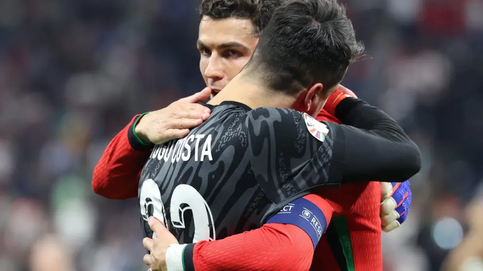 Portugal pasó a cuartos tras vencer en la suerte de los penaltis. El héroe y el antihéroe de la noche, Diogo Costa y Cristiano Ronaldo, se abrazan.