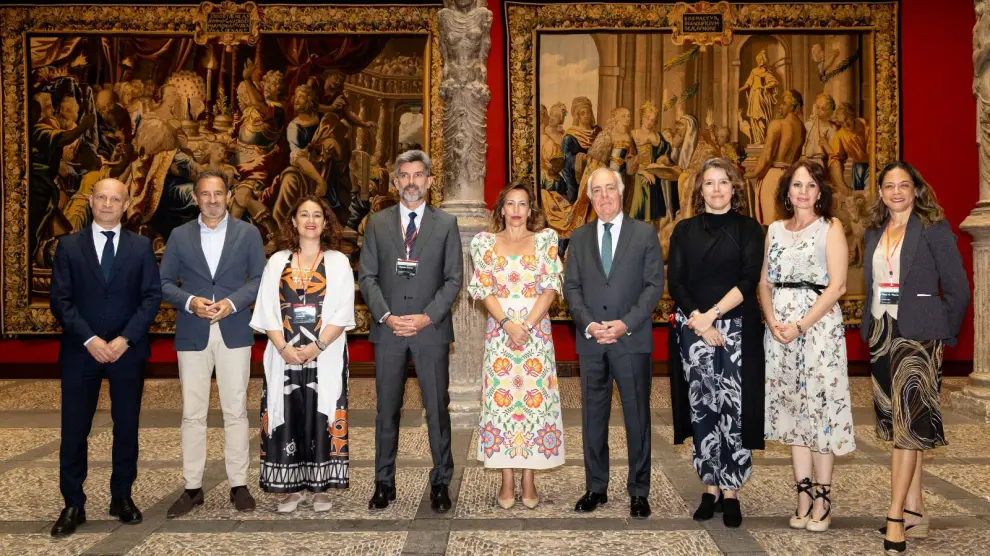 La alcaldesa de Zaragoza, Natalia Chueca, con asistentes a la inauguración del Cideu.