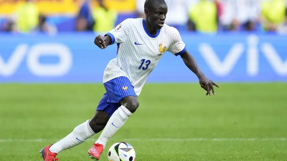NGolo Kante of France runs with the ball during a round of sixteen match between France and Belgium at the Euro 2024 soccer tournament in Duesseldorf, Germany, Monday, July 1, 2024. (AP Photo/Darko Vojinovic) [[[AP/LAPRESSE]]]