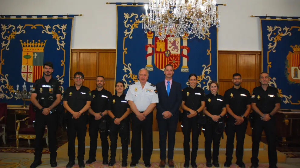 El subdelegado del Gobierno, Enrique Gómez, y el comisario jefe de Teruel, Fernando Mencía, con los agentes recién incorporados y otros policías.