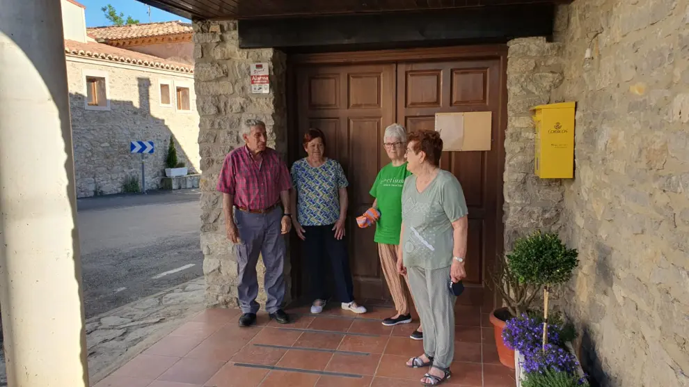 Vecinos de Ababuj, ante la puerta del consultorio médico, reformado por el Ayuntamiento con sus propios medios.